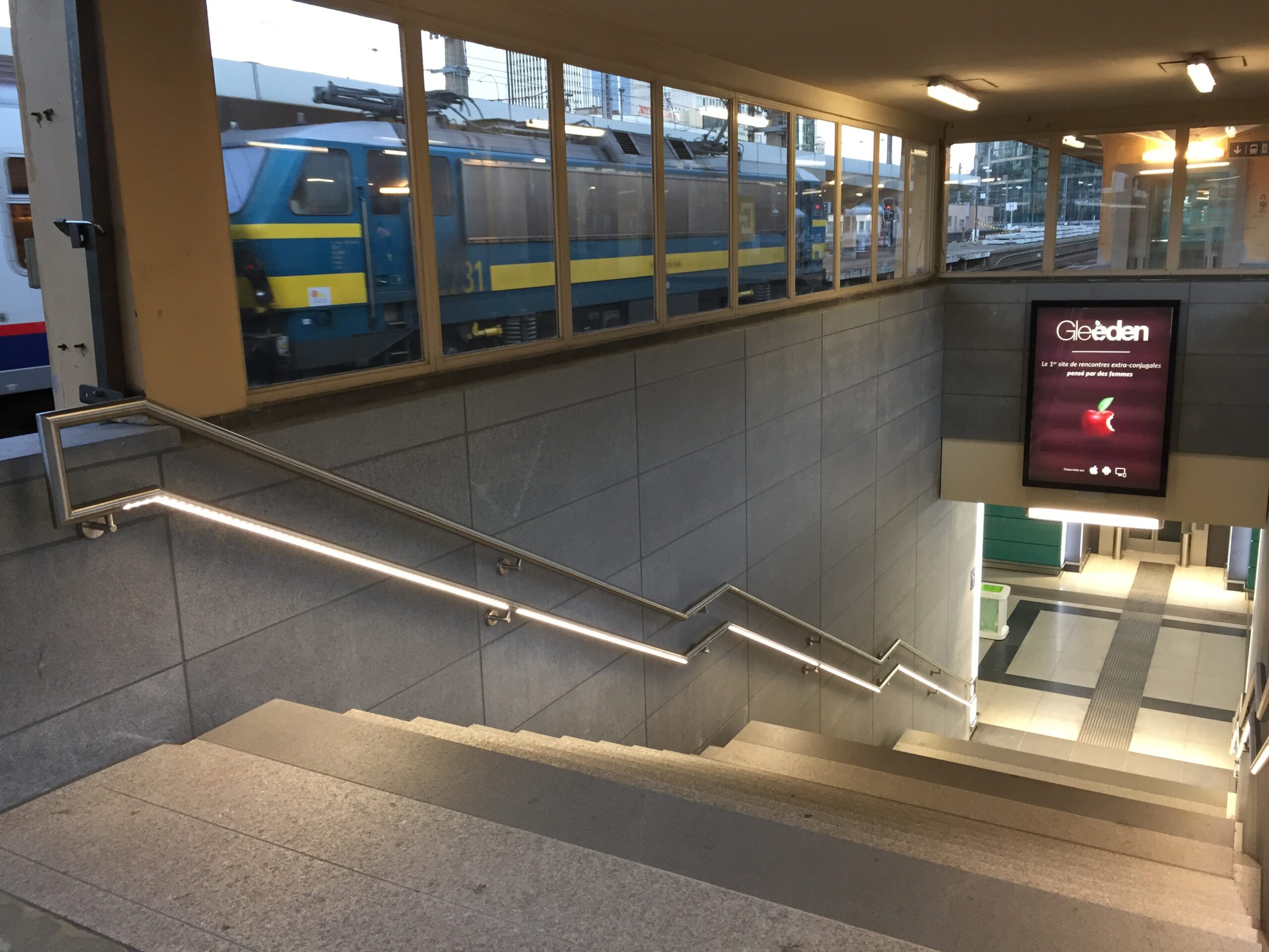Verlichte trappen station Brussel Noord