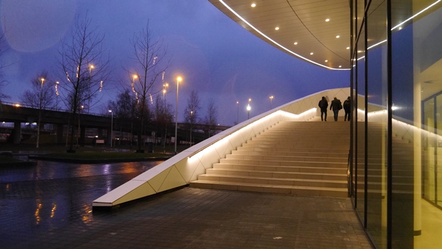 Muurleuning met ledverlichting van ILLUNOX bij de entree van het Hilton Hotel Schiphol Amsterdam