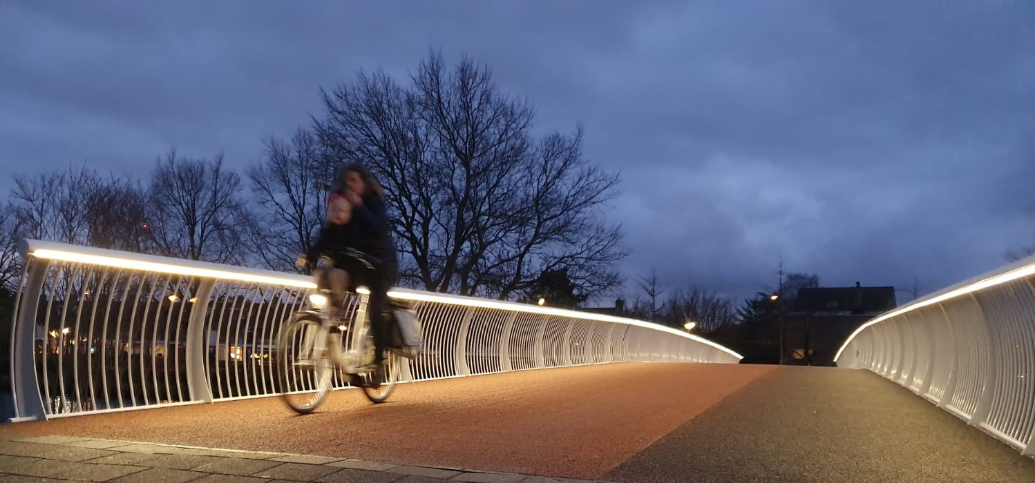 Jan Hendrik Oortbrug Oegstgeest verlichte leuning met fiets