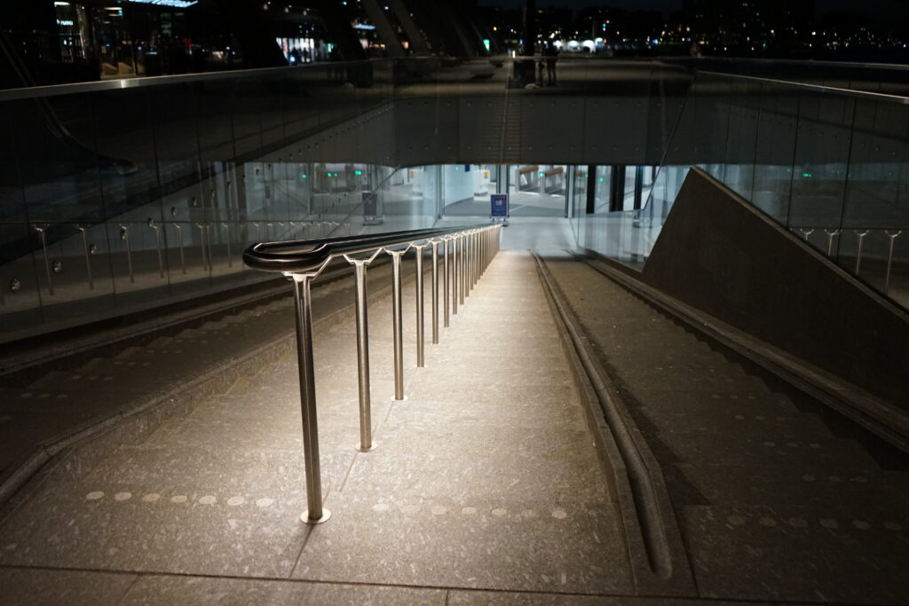 IJboulevard NS Station Amsterdam Centraal ILLUNOX hekwerk met LED verlichting