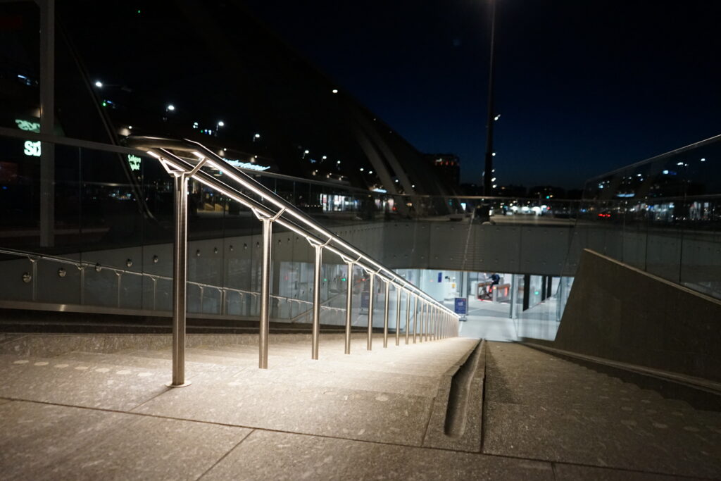LED hekwerken op fietserstrappen IJboulevard NS station Amsterdam centraal