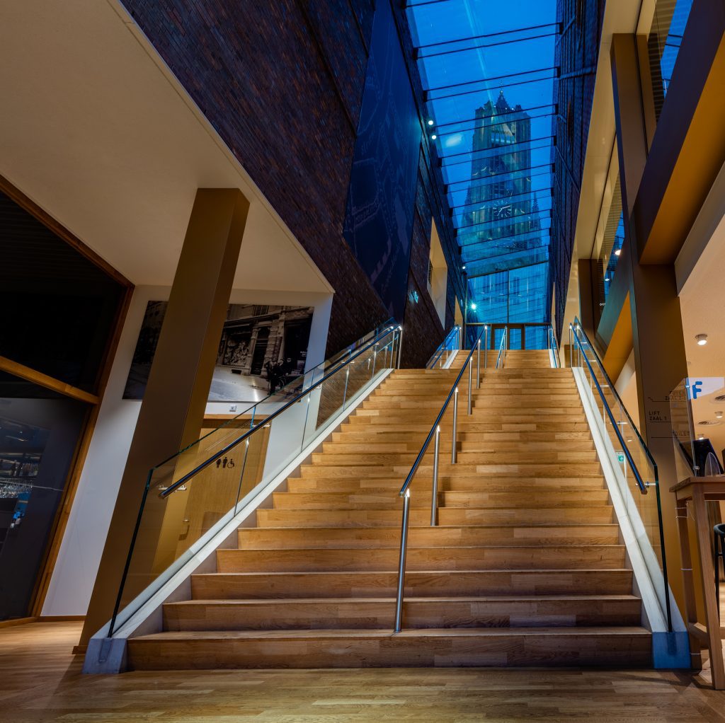Trapleuning met ledverlichting binnen in Focus filmtheater Arnhem