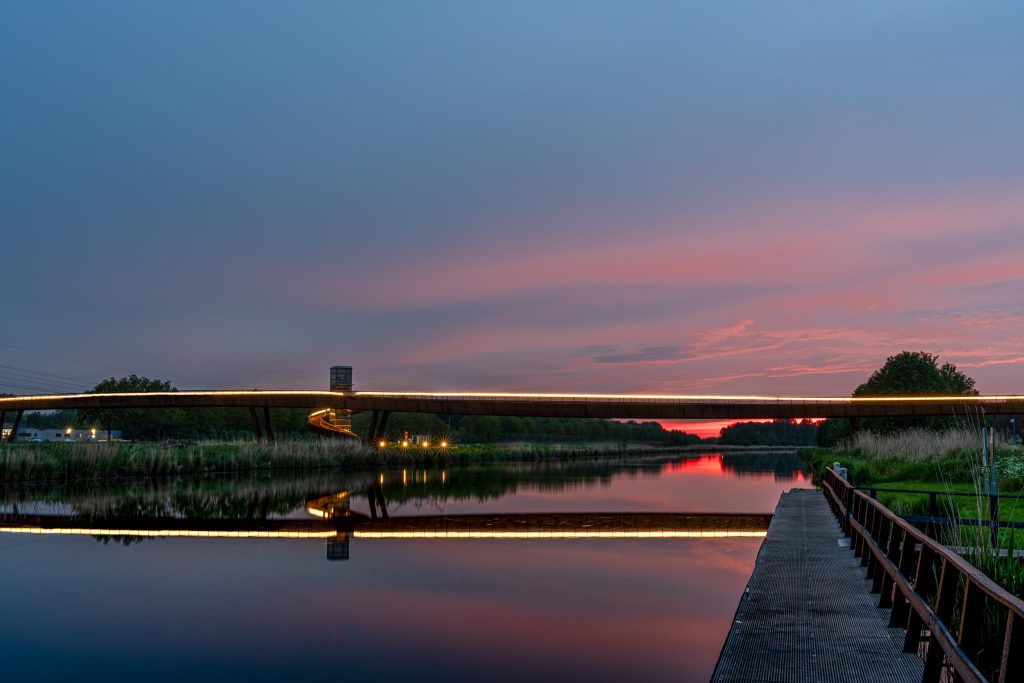 Brugverlichting cirkelbrug almere hele brug foto
