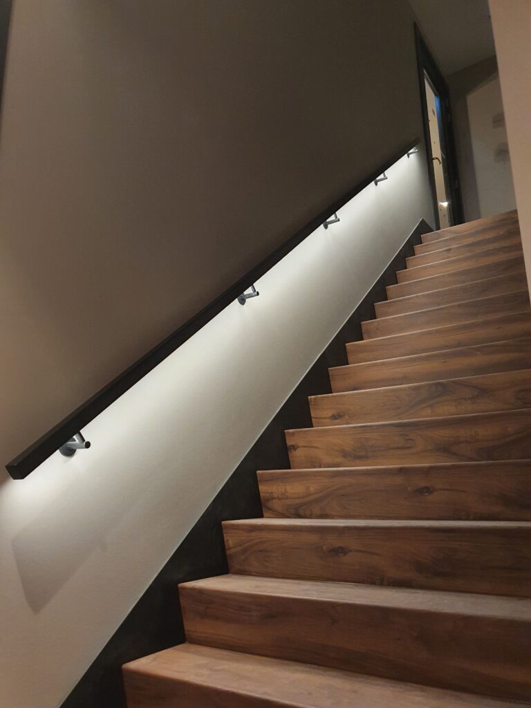 Woningverlichting met trapleuning met LED bij appartementencomplex Rusthoff in Sassenheim
