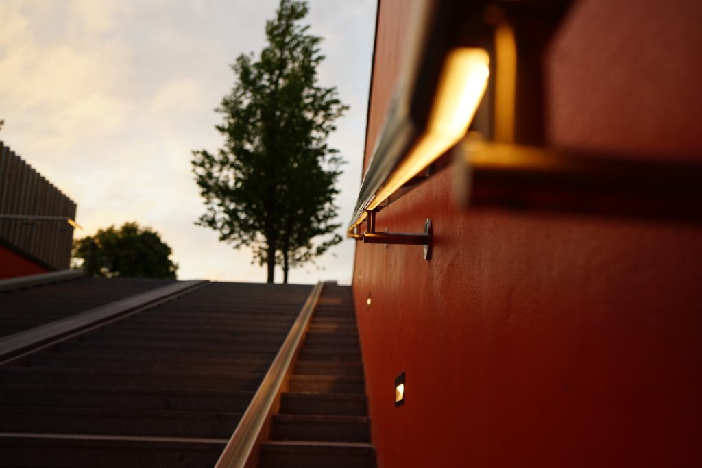 Detail van de leuning waarin verlichting subtiel is opgenomen