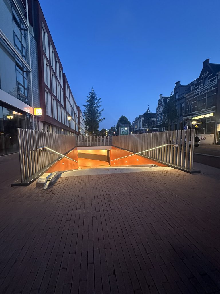 Entree van de ondergrondse fietsenstalling aan het Houtplein in Haarlem