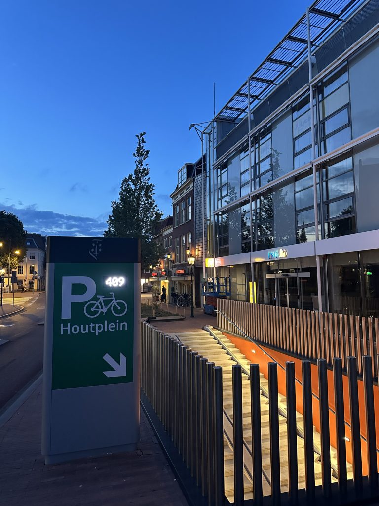 Overzicht van de toegang tot de fietsenstalling met geïntegreerde verlichting