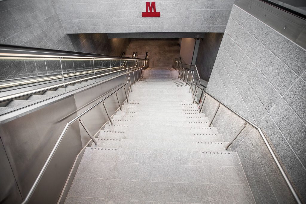 Metrostation Kopenhagen trapleuningen met ledverlichting