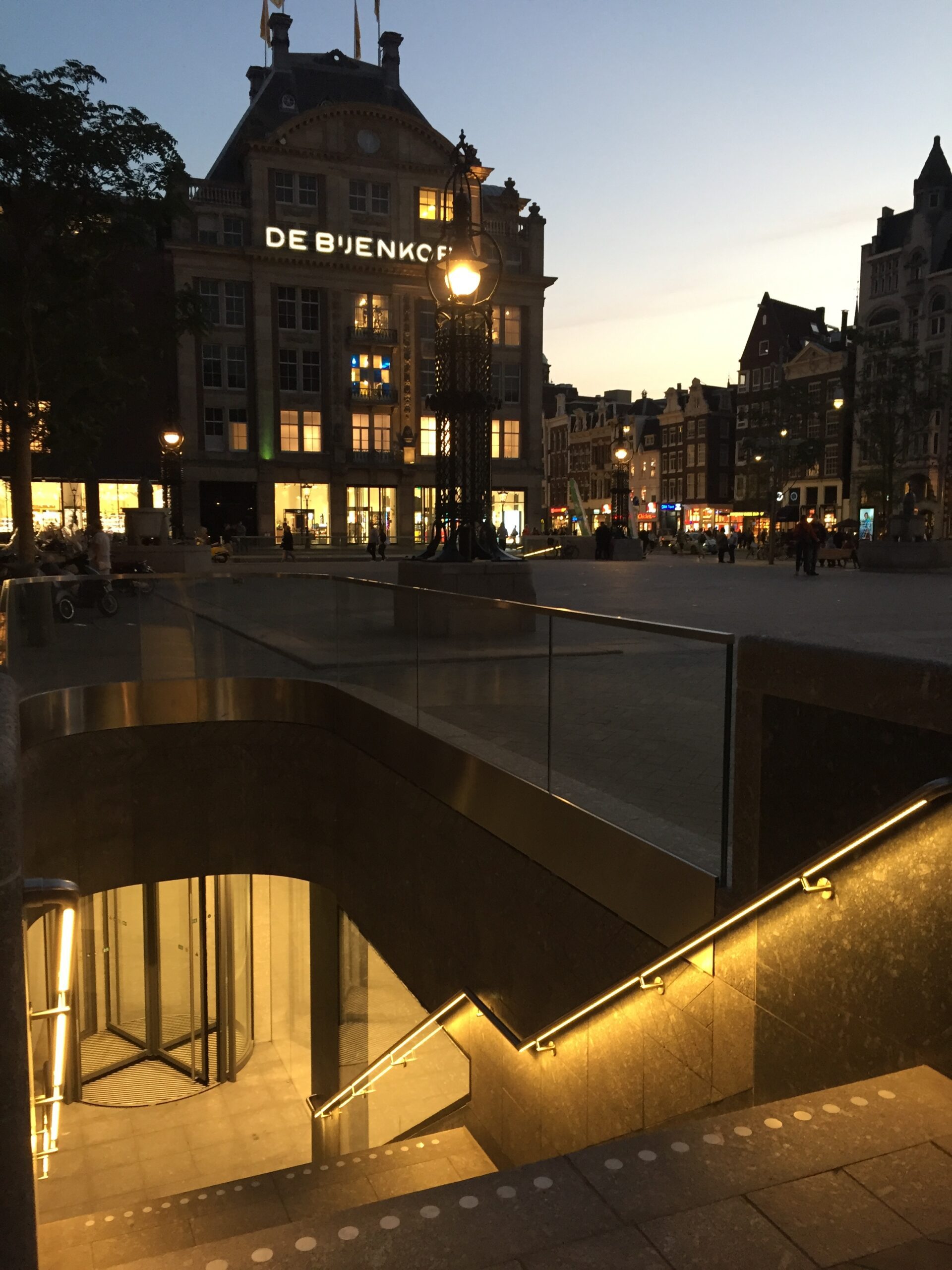 Verlichting fietsenstalling Beursplein 5 Amsterdam