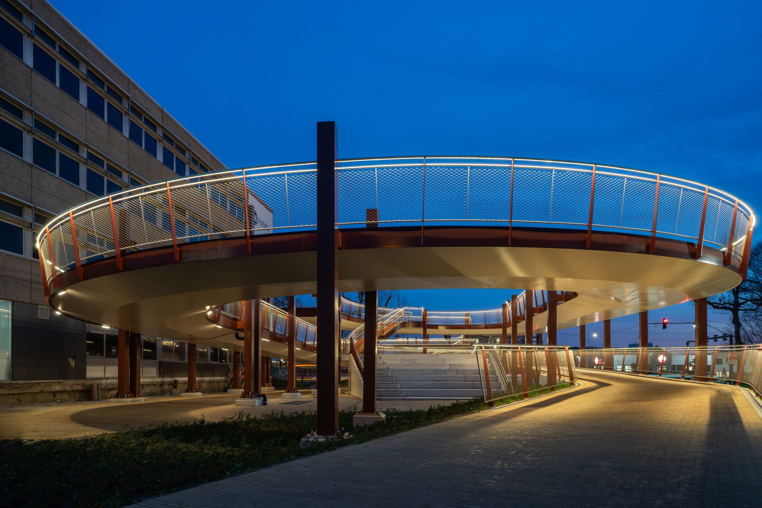 Vooraanzicht begin Campusbrug Hasselt LED leuningen