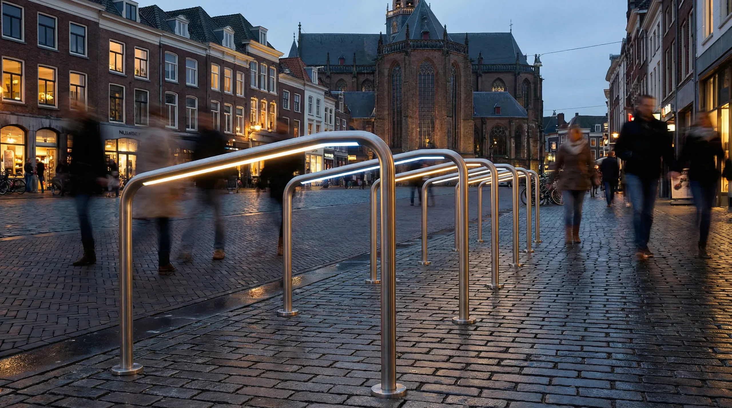 De verlichte fietsbeugel of fietsniet geef een duidelijke plaats aan waar een fiets geparkeerd kan worden in de stad ofwel de smartcity.