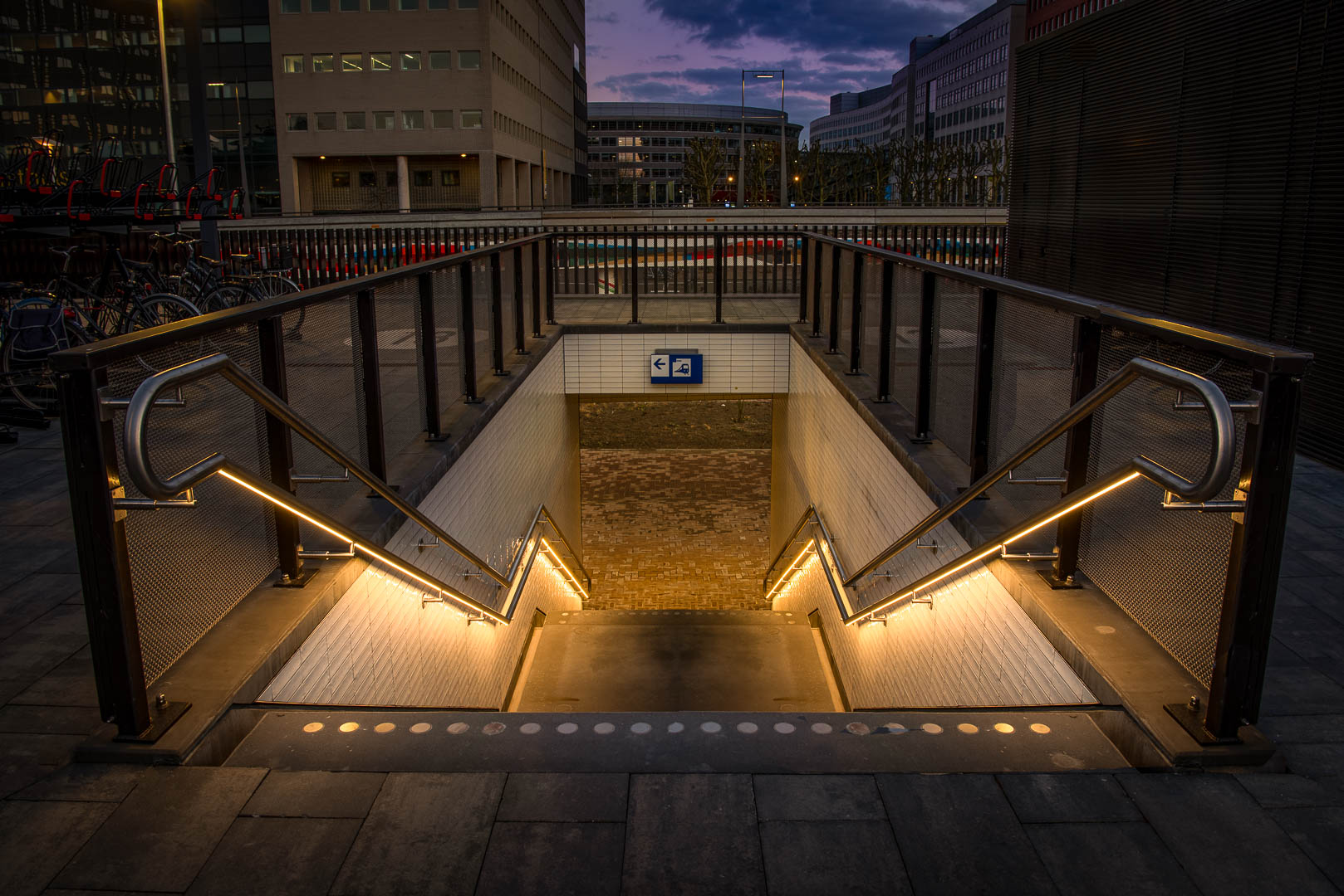 Den haag Station HS trapleuning verlicht